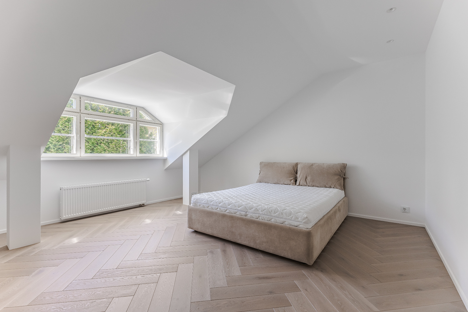 Mansardinis kambarys su geometrine langų niša