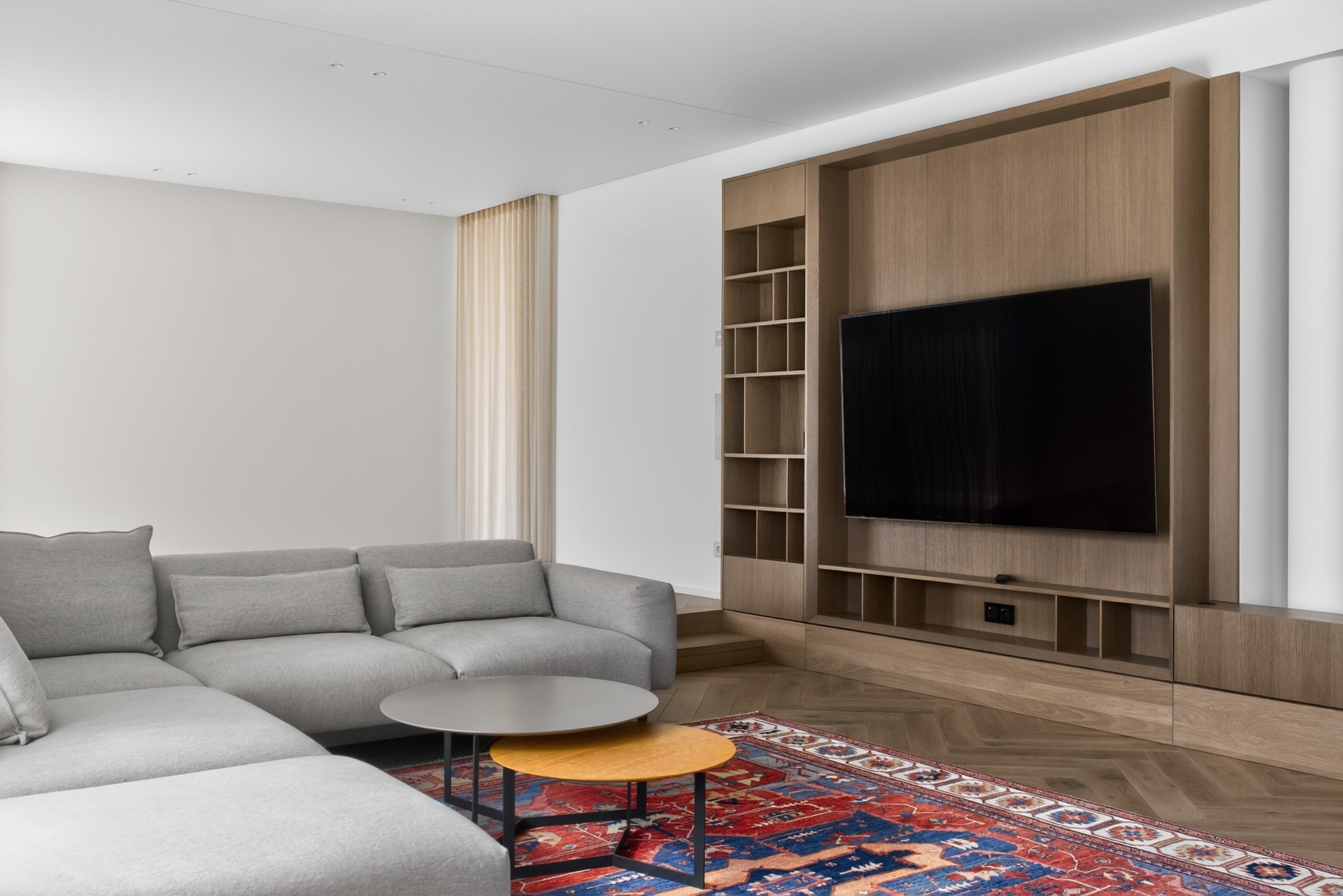 TV siena iš ąžuolo